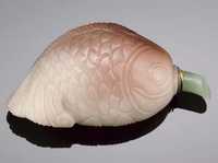 18th/19th Century A jade snuff bottle in the form of a fish